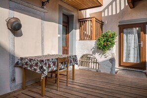 Outdoor dining - Apartment 'La Vecia Casa Apartament' with Mountain View and Shared Terrace (Denno)