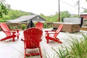 Terrace/patio - Downtown+HotTub+Wifi+FreeParking @ 151 Spring Suite E (Eureka Springs)