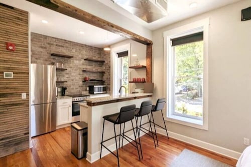 Downtown+HotTub+Wifi+FreeParking @ 151 Spring Suite E