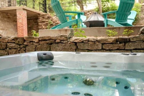Downtown+HotTub+Wifi+FreeParking @151 Spring Ste B