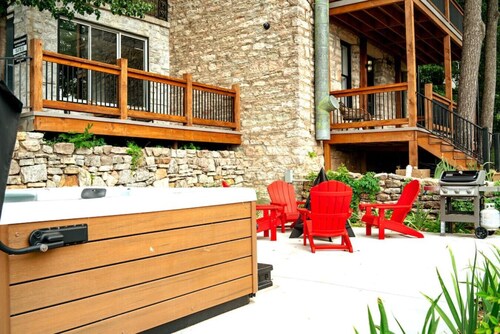 Downtown+HotTub+Wifi+FreeParking @151 Spring Ste B