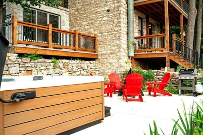 Downtown+HotTub+Wifi+FreeParking @151 Spring Ste B