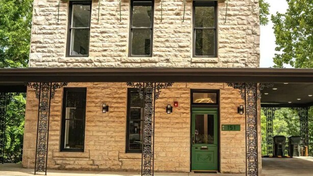A two-story stone building with a green door and a sign indicating room number 151. - Downtown+HotTub+Wifi+FreeParking @151 Spring Ste A (Eureka Springs)