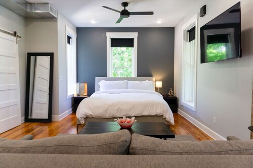 Downtown+HotTub+Wifi+FreeParking @151 Spring Ste F