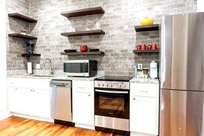 冰箱、微波炉、烤箱、炉灶