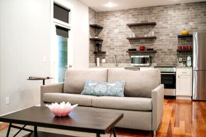 Downtown+HotTub+Wifi+FreeParking @151 Spring Ste F