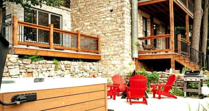 Downtown+HotTub+Wifi+FreeParking @151 Spring Ste F