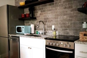 ثلاجة، ميكروويف، فرن، موقد طهي مسطح