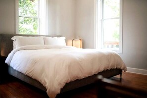 2 bedrooms, iron/ironing board, WiFi, bed sheets - Downtown+HotTub+Wifi+FreeParking @151 Spring Ste D (Eureka Springs)