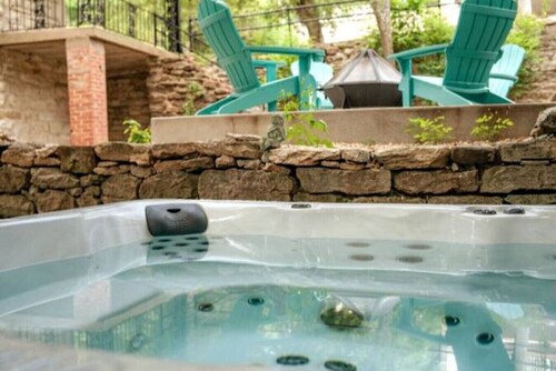 Downtown+HotTub+Wifi+FreeParking @151 Spring Ste D