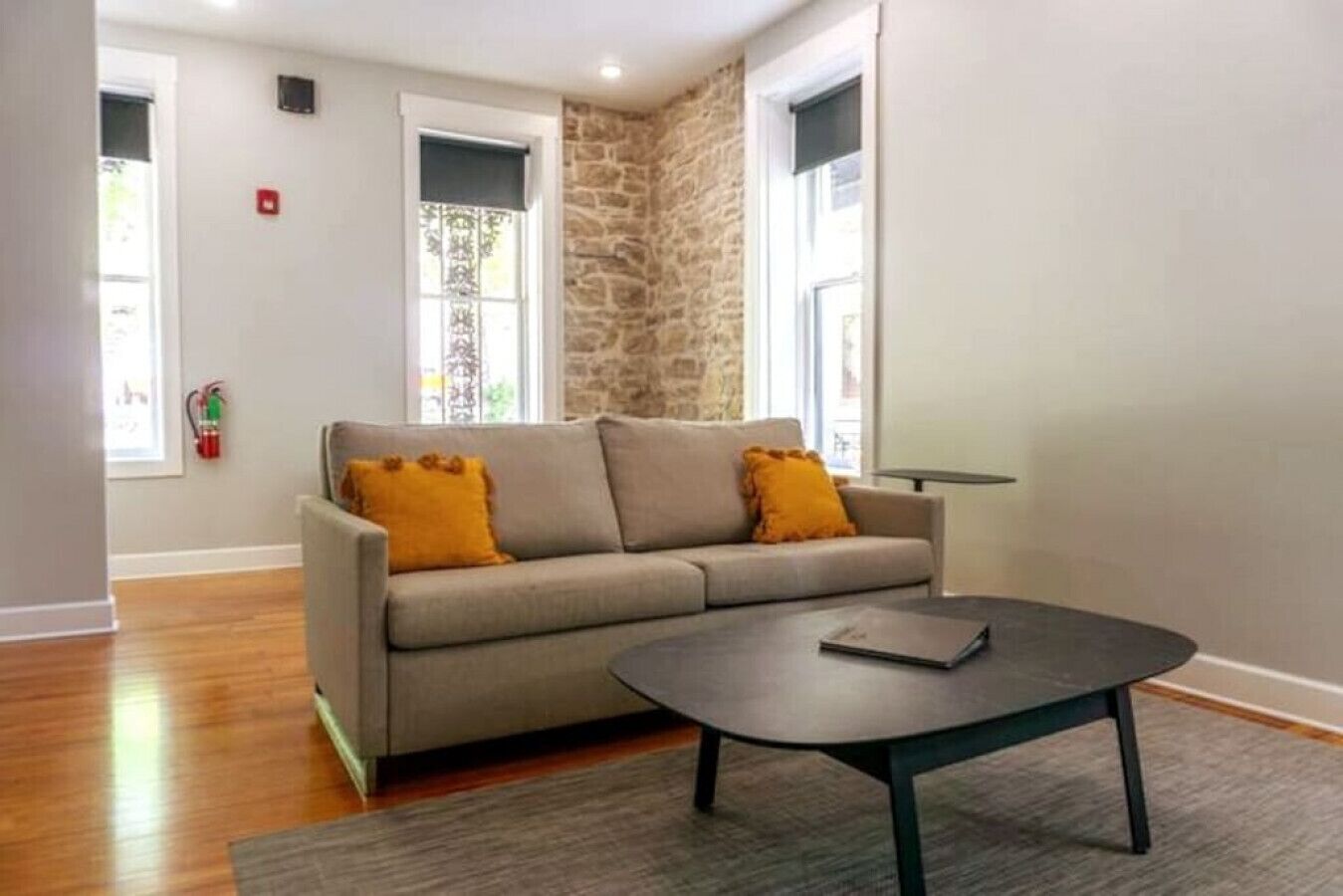 Een televisie en een open haard