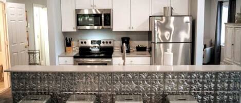 Réfrigérateur, micro-ondes, four, plaque de cuisson