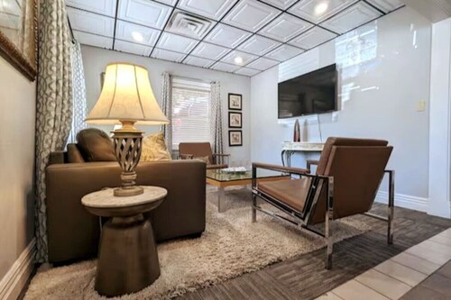 Downtown Villa 2 at Sweet Spring Wifi Free Parking