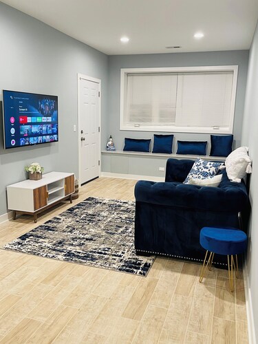 Spacious brand new condo - 15 mins from downtown Chicago! Sleeps 4