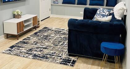 Spacious brand new condo - 15 mins from downtown Chicago! Sleeps 4