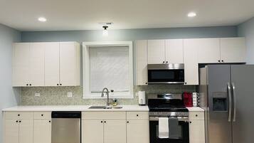 冰箱、微波炉、烤箱、炉灶