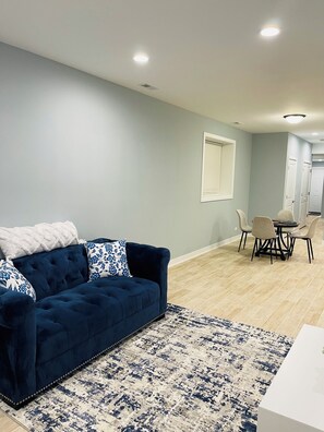 Smart TV - Spacious brand new condo - 15 mins from downtown Chicago! Sleeps 4 (Chicago)