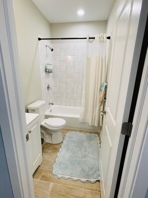 Towels, toilet paper - Spacious brand new condo - 15 mins from downtown Chicago! Sleeps 4 (Chicago)
