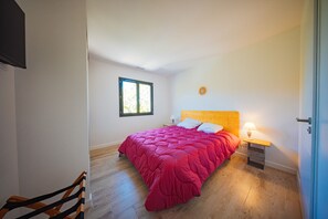 4 bedrooms, iron/ironing board, free WiFi, bed sheets