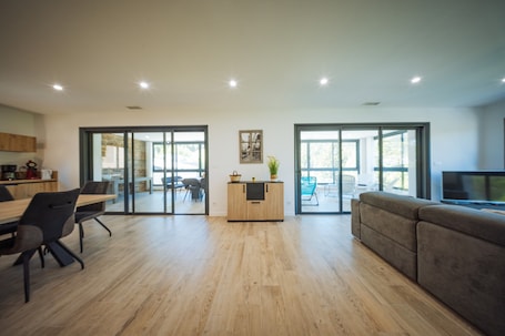 TV. Holiday Apartment "Résidence Pieds Des Pistes" near the Slopes with Private Terrace and Wi-Fi