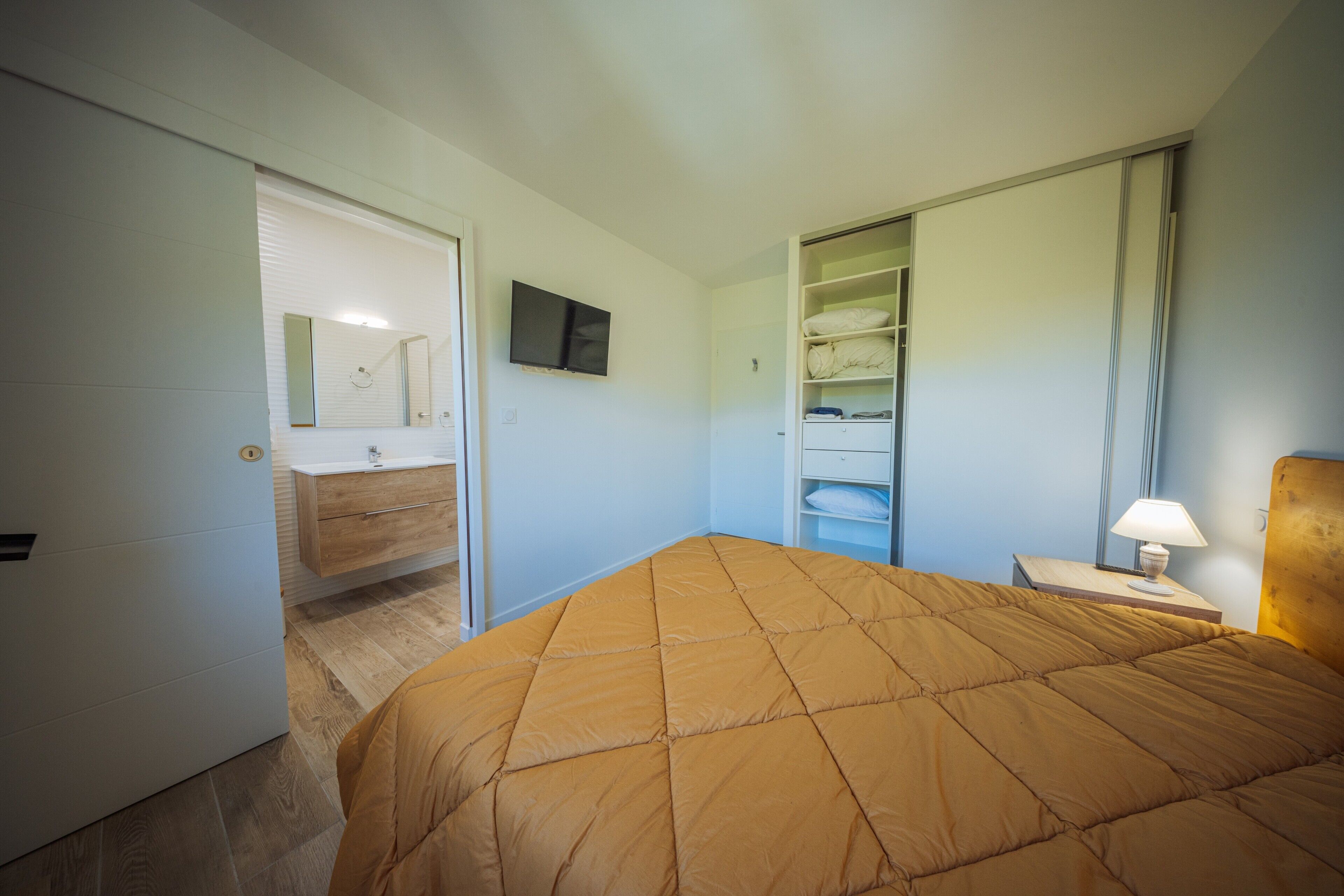 4 camere, ferro/asse da stiro, Wi-Fi gratuito, lenzuola