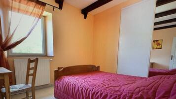 3 bedrooms, iron/ironing board, free WiFi, bed sheets