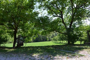 Property grounds - Holiday Home 'Domaine De Jouani - Pergola' with Shared Pool, Private Terrace and Wi-Fi (Villecomtal)