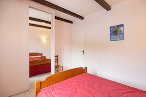 Room - Holiday Home 'Domaine De Jouani - Pergola' with Shared Pool, Private Terrace and Wi-Fi (Villecomtal)