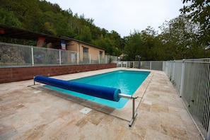 Pool - Holiday Home 'Domaine De Jouani - Pergola' with Shared Pool, Private Terrace and Wi-Fi (Villecomtal)