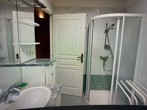 Shower, hair dryer, towels