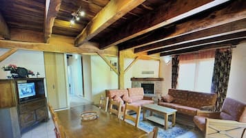 TV, tavolo da ping pong