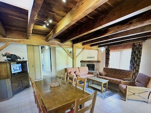 TV, table tennis - Holiday Home 'Domaine De Jouani - Pergola' with Shared Pool, Private Terrace and Wi-Fi (Villecomtal)