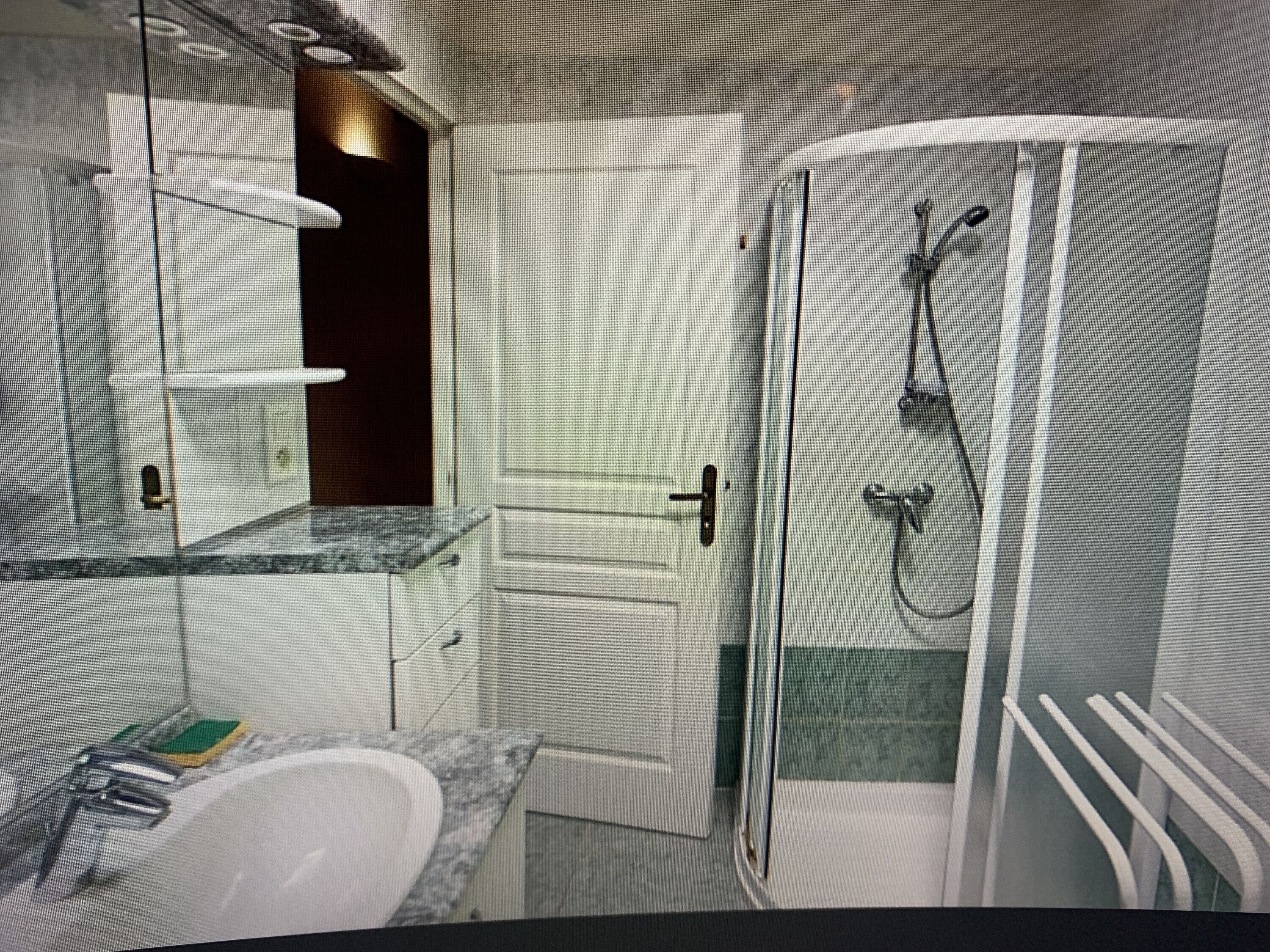 Douche, sèche-cheveux, serviettes fournies