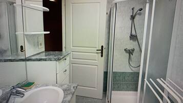 Regadera, secadora de cabello, toallas