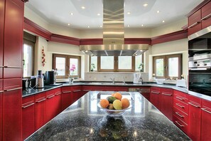 Kühlschrank, Mikrowelle, Ofen, Geschirrspüler