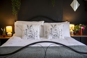 3 bedrooms, iron/ironing board, Internet, bed sheets - Church Farm, Wilton, North York Moors (Pickering)
