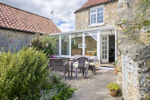 Outdoor dining - Church Farm, Wilton, North York Moors (Pickering)