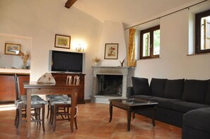 Een televisie en een open haard