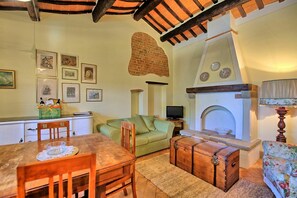 TV, fireplace - Podere Romina - Bandita Apartment (Centoia)