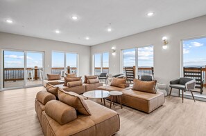 Smart TV, fireplace, video games, table football - Luxury w/ Epic Lake View & Private Pool: Cliffwater (Kimberling City)