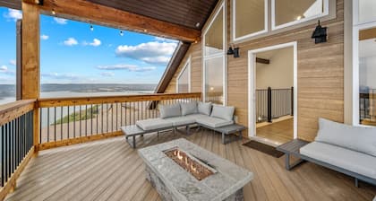 Luxury w/ Epic Lake View & Private Pool: Cliffwater