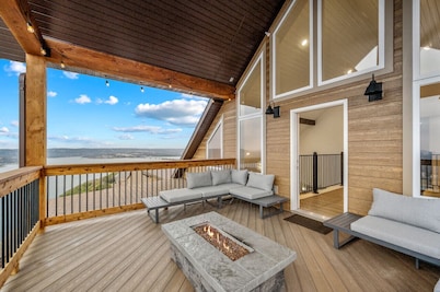 Luxury w/ Epic Lake View & Private Pool: Cliffwater