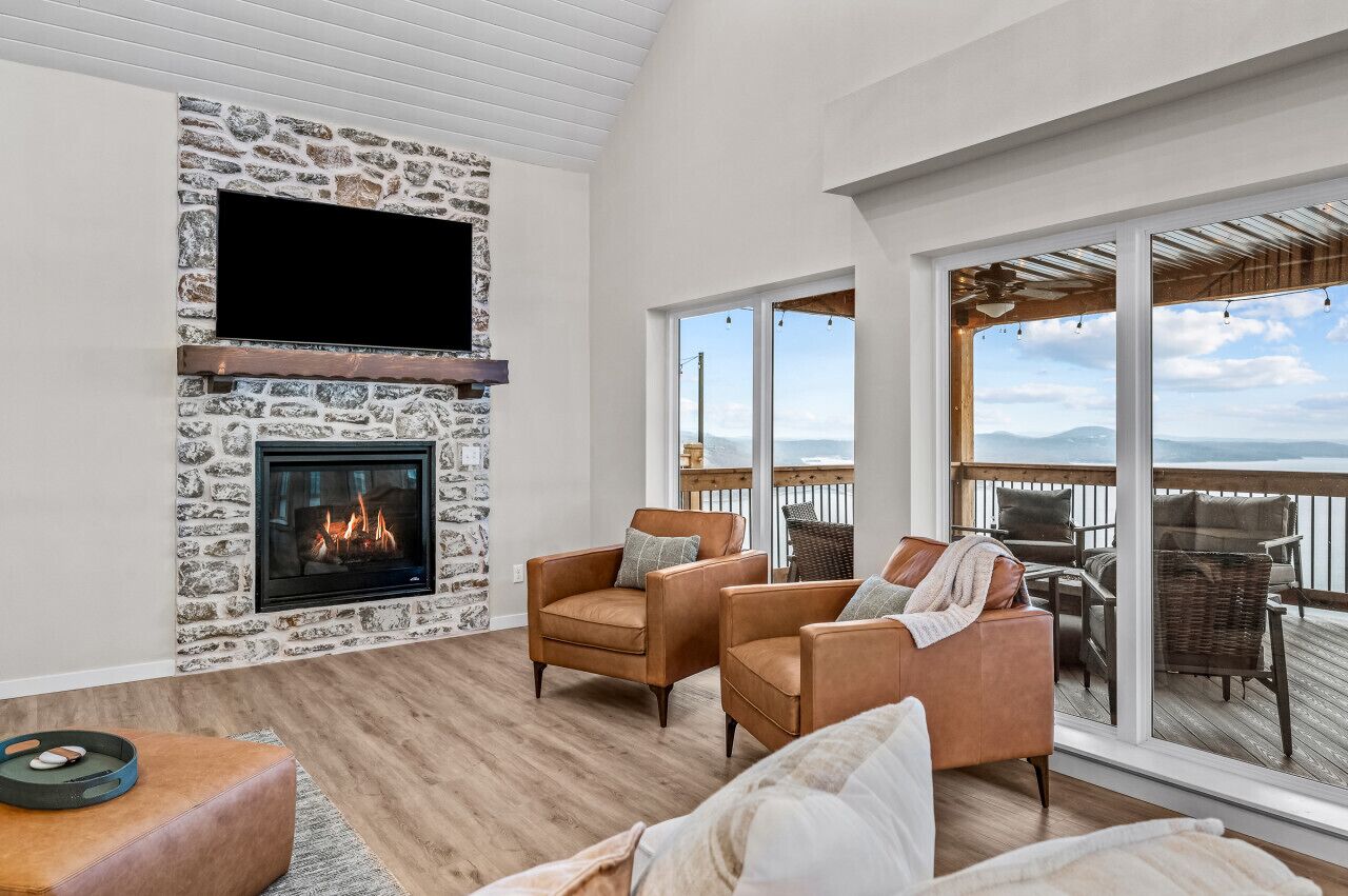 TV connectée, cheminée, jeux vidéo, baby-foot