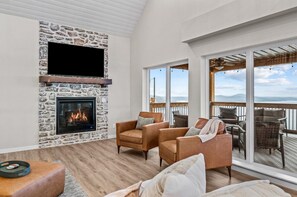 Smart TV, chimenea, videojuegos y futbolito 