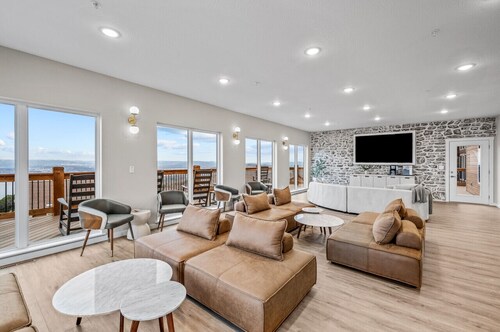 Cliffwater: Private Indoor Pool, 2 Hot Tubs, Outdoor Pool Table and Ping Pong