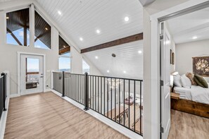 10 habitaciones, escritorio y tabla de planchar con plancha