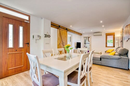 Vacation Home "Violeta Grande" with Mountain View, Private Pool & Wi-Fi