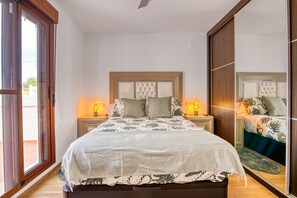 3 bedrooms, iron/ironing board, free WiFi, bed sheets - Vacation Home "Violeta Grande" with Mountain View, Private Pool & Wi-Fi (Macastre)