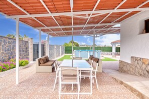 Outdoor dining - Vacation Home "Violeta Grande" with Mountain View, Private Pool & Wi-Fi (Macastre)