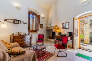 TV, fireplace, stereo